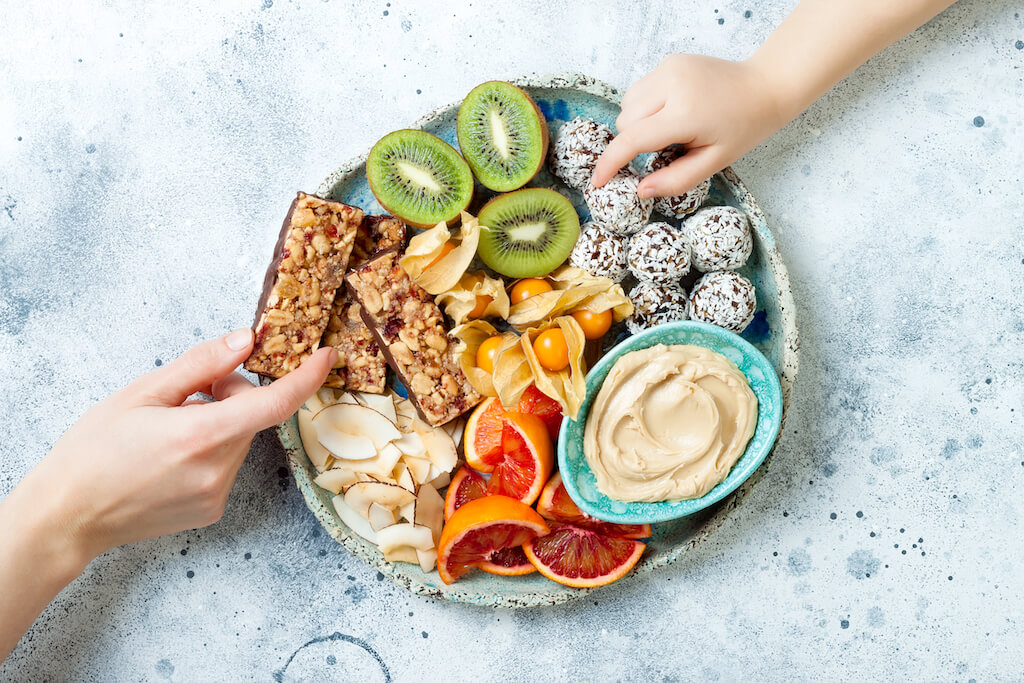 Hạn chế ăn vặt từ hạt vì hạt chứa lượng calo cao