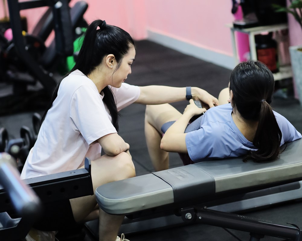 PT-nu-huong-dan-khach-hip-thrust-(resize)