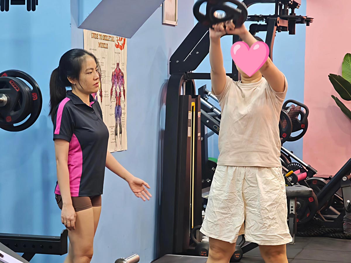 PT đang động viên, đồng hành cùng học viên trong một buổi tập, một yếu tố quan trọng trong câu chuyện giảm cân tiểu đường thành công.