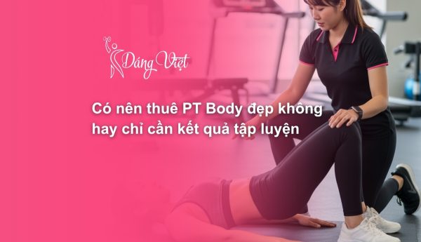 Hình ảnh PT đang hướng dẫn tập luyện cho khách hàng một cách chuyên nghiệp.